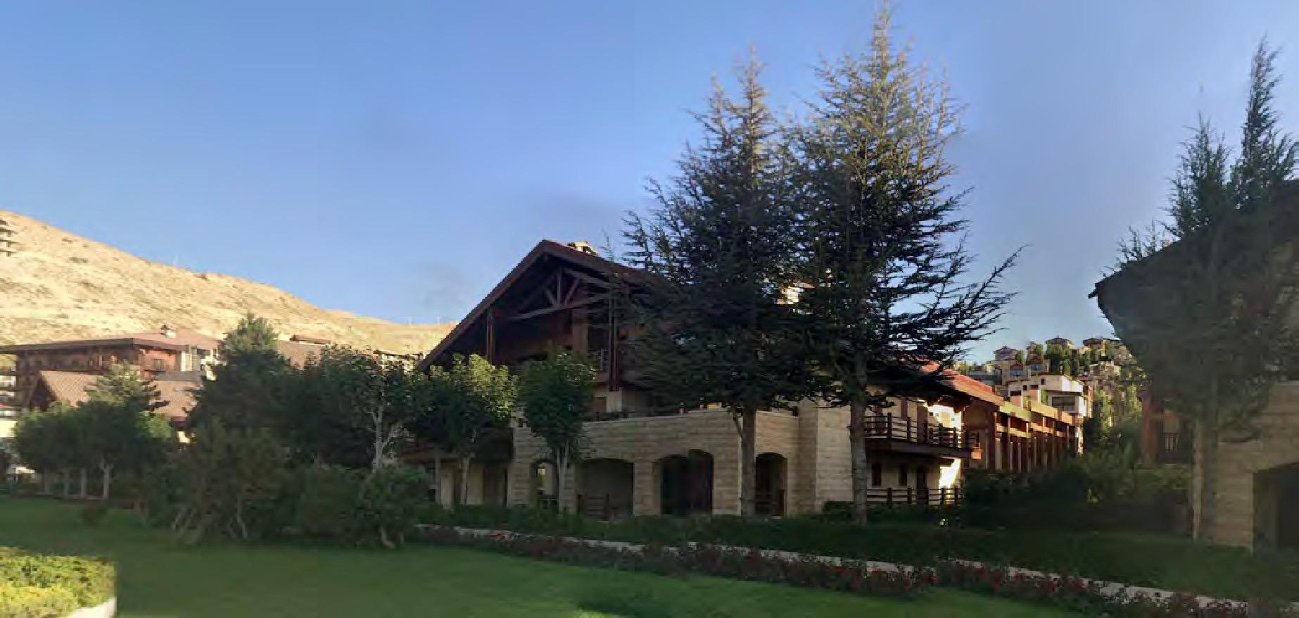 Les bâtiments du Mzaar Lodge dans leur paysage de montagne.