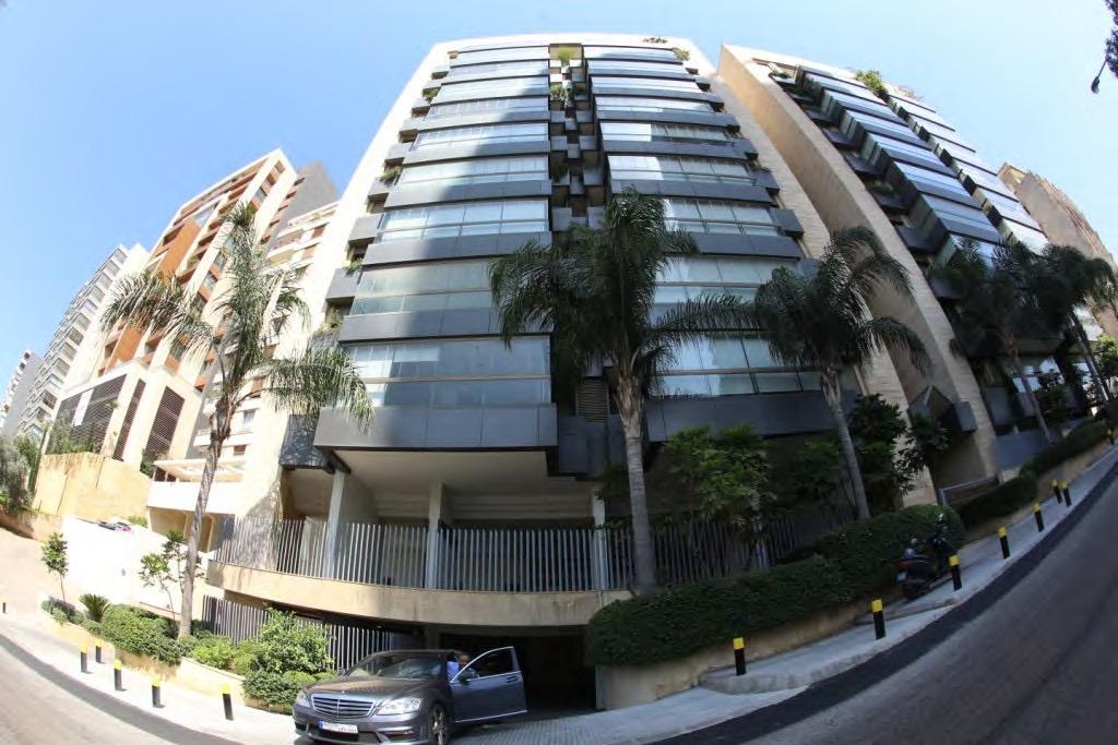 La façade courbe et vitrée de la Sioufi Tower à Beyrouth.